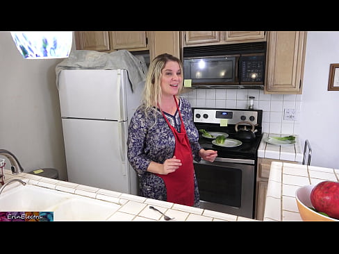 ❤️ Matrigna che lo munge in cucina prima del suo appuntamento Video di sesso al it.kutjeporno.ru ☑