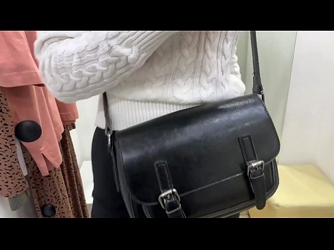 ❤️ Masturbazione pubblica della giovane cagna FeralBerry con un dildo nel camerino Video di sesso al it.kutjeporno.ru ☑