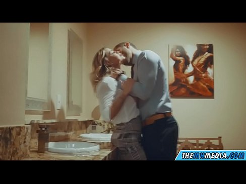 ❤️ Quando una bionda formosa ti seduce in un bagno pubblico Video di sesso al it.kutjeporno.ru ☑